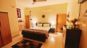 The Yellow House - Couple's Getaway in Gomti Nagar- 1 BHK